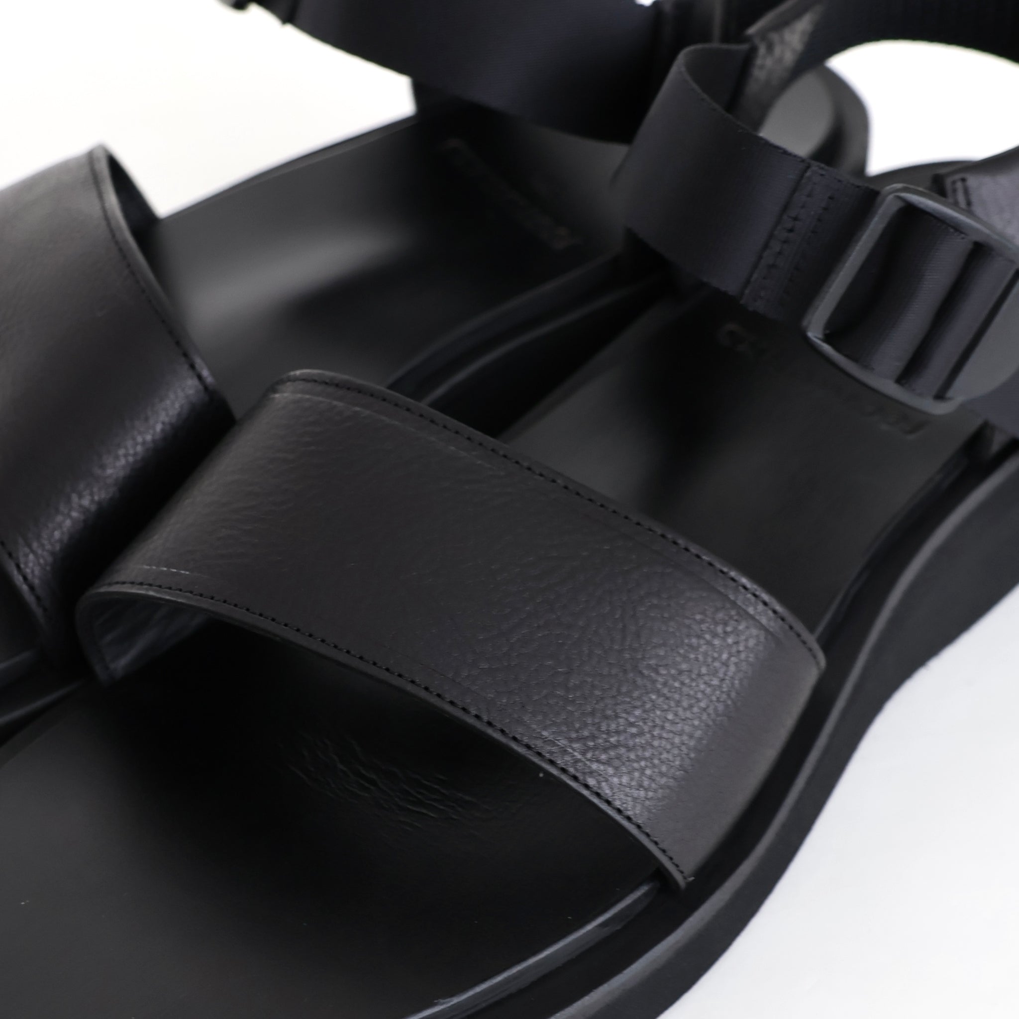 Sandals / Grained leather