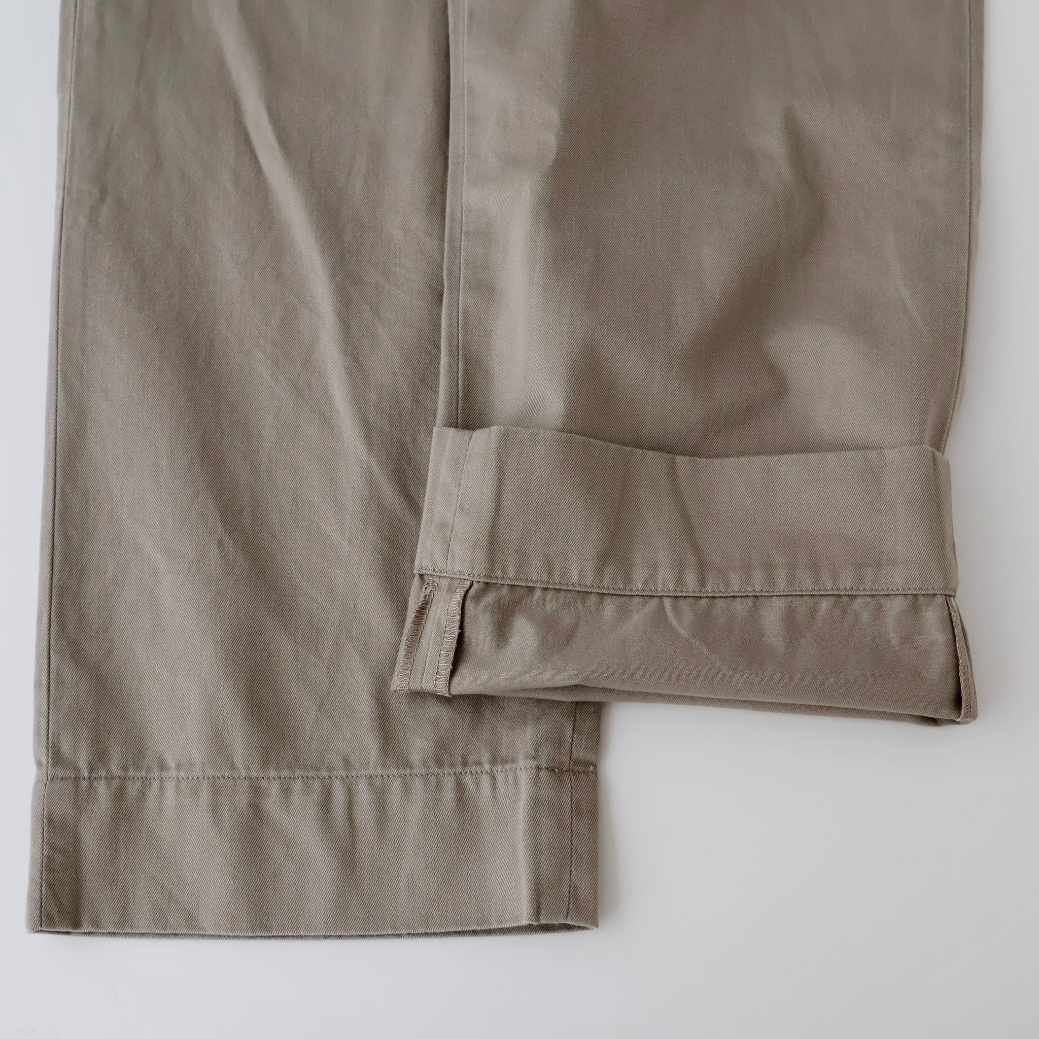KHAKI チノパンツ