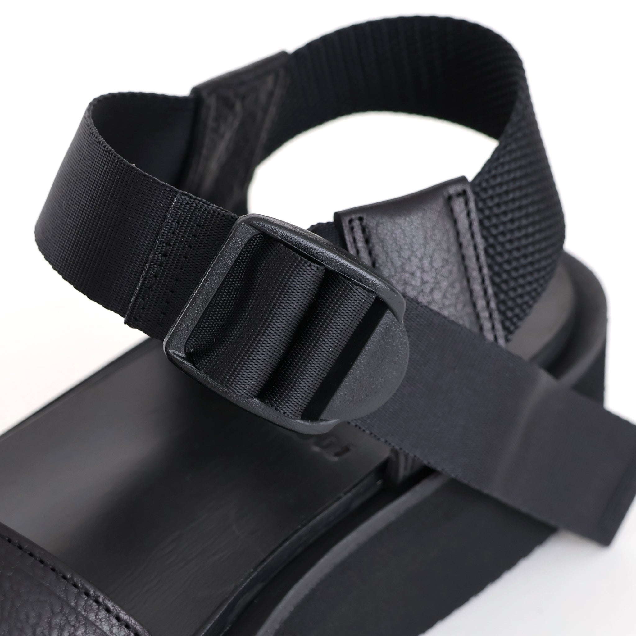 Sandals / Grained leather
