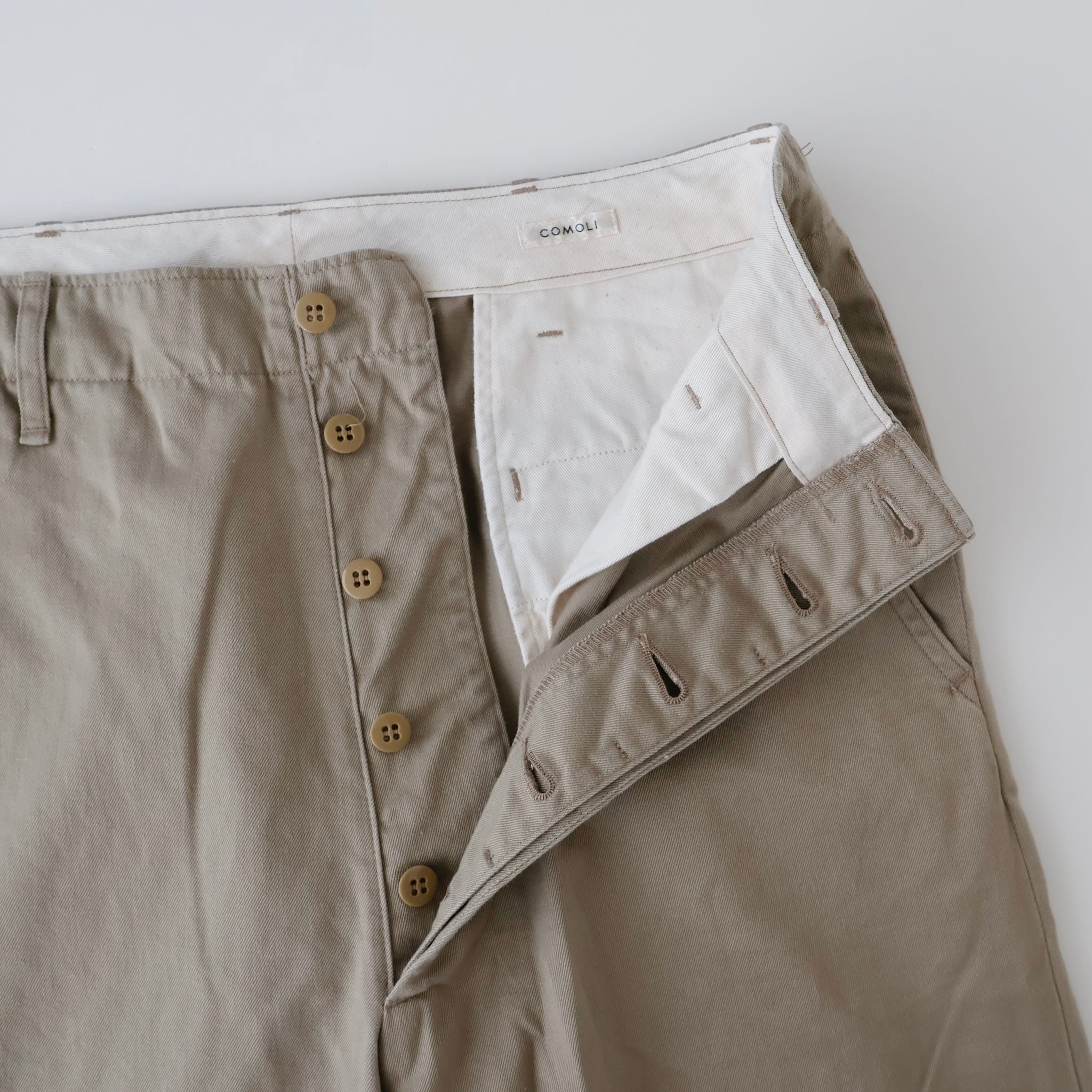 KHAKI チノパンツ