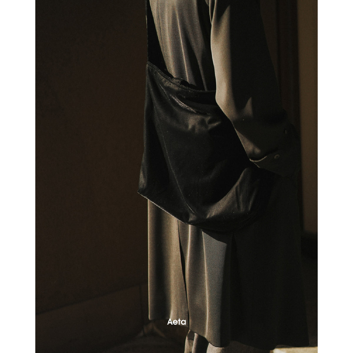 VL02 / SHOULDER TOTE M