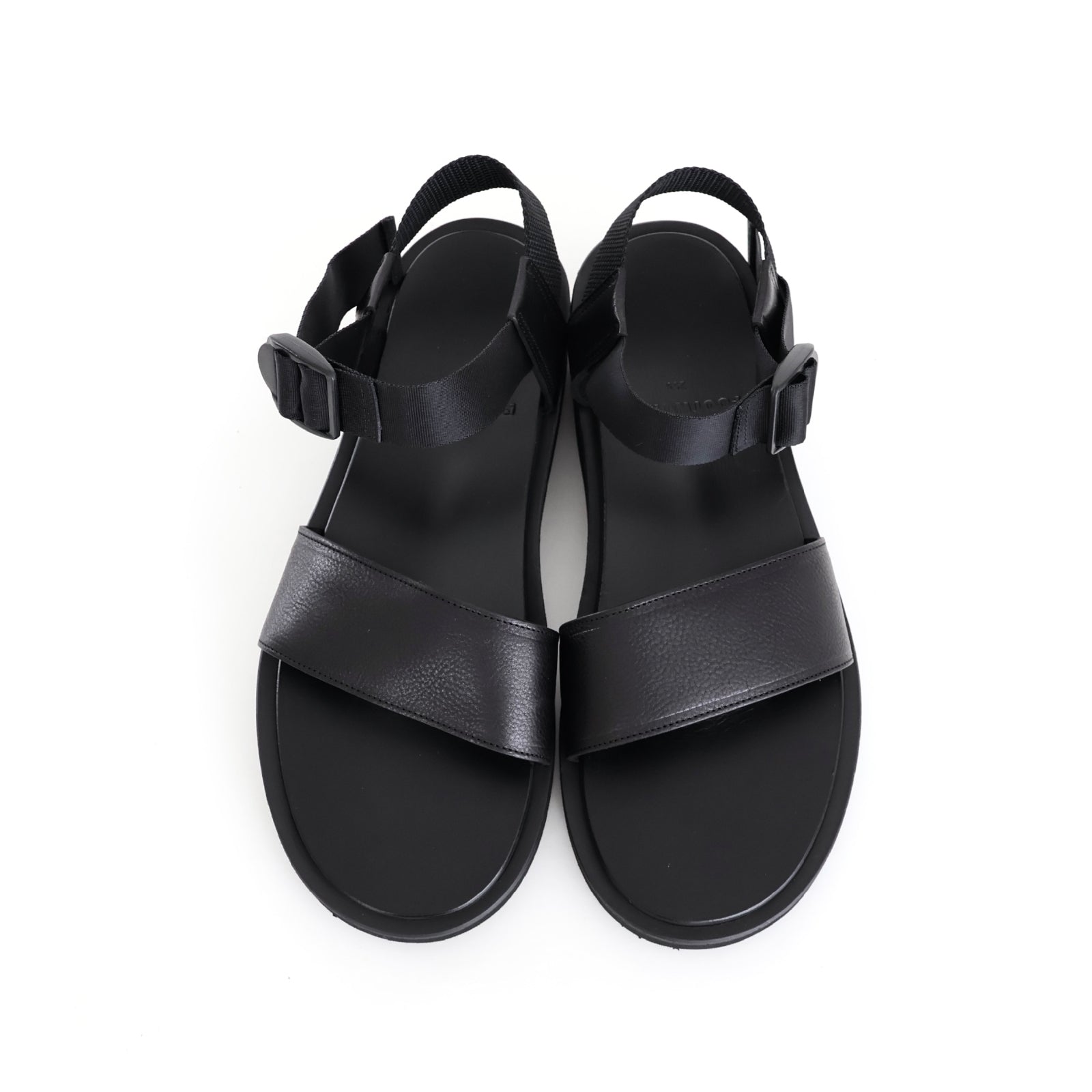 Sandals / Grained leather