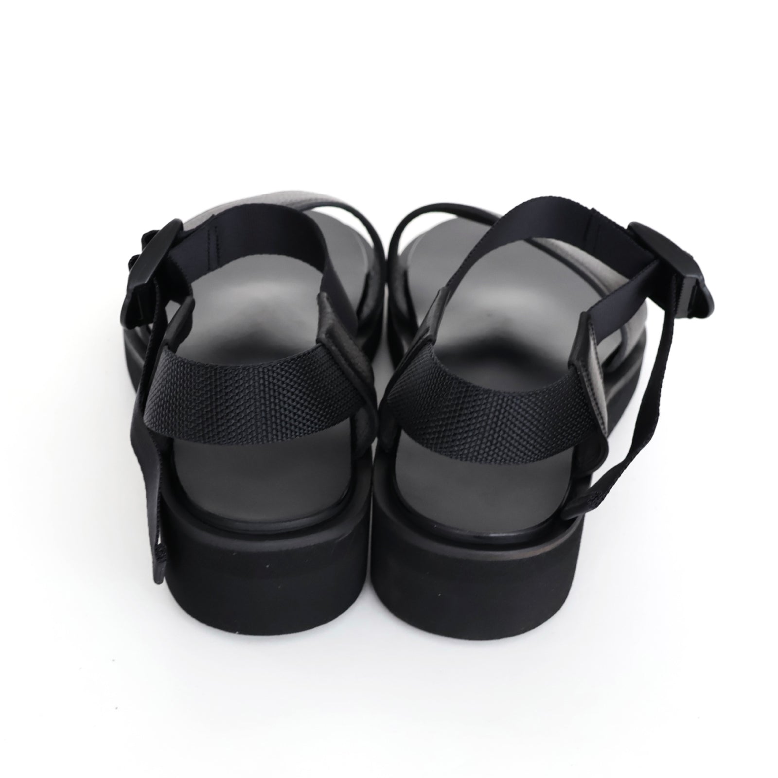 Sandals / Grained leather