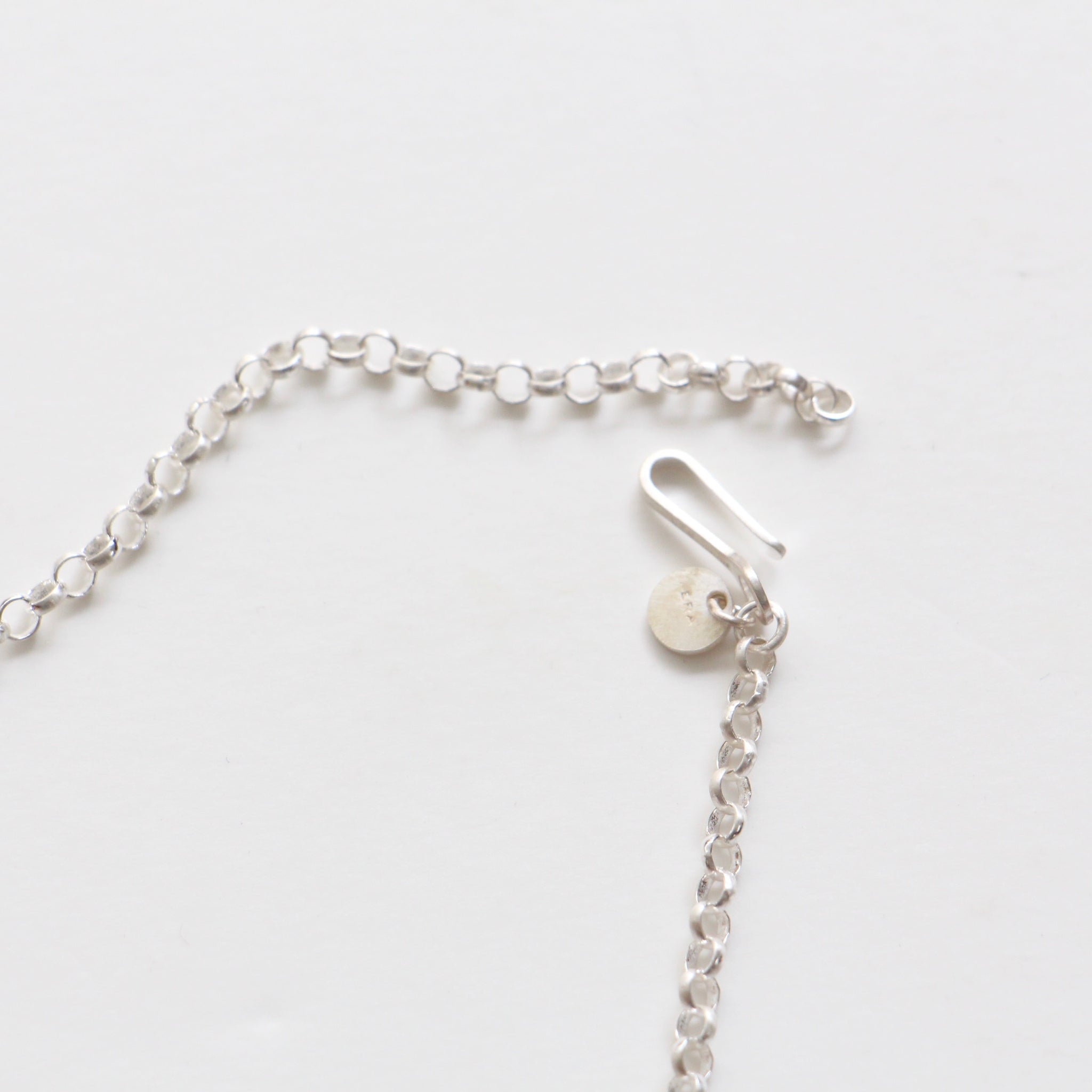 SL018 / TWNKL CIRCLE NECKLESS